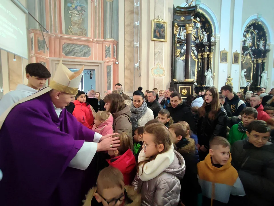 Dzieci z rodzicami modliły się podczas mszy św. z udziałem Bpa Grzegorza Suchodolskiego. Błogosławieństwo przez nałożenie rąk