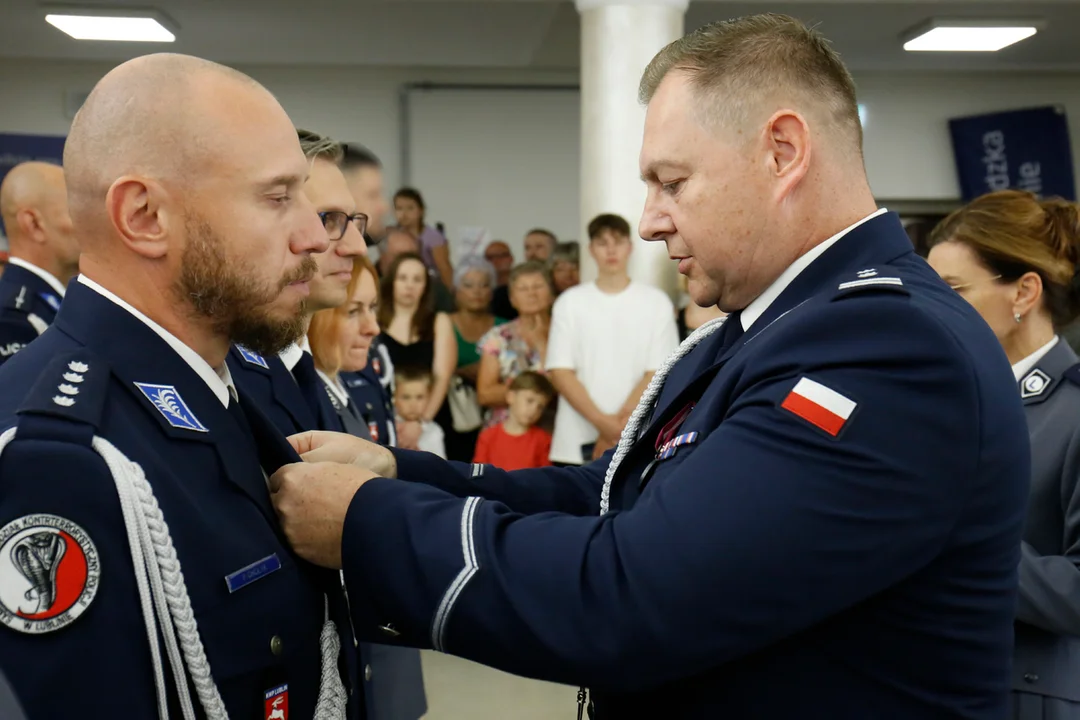 Lubelski garnizon ma nowych policjantów. Wręczono też odznaczenia i przyznano awanse