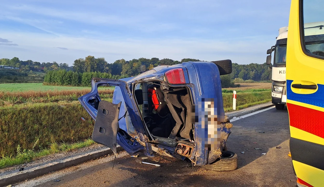 Zderzenie ciężarówki i samochodu osobowego na obodnicy Nałęczowa. Są ranni (zdjęcia) - Zdjęcie główne