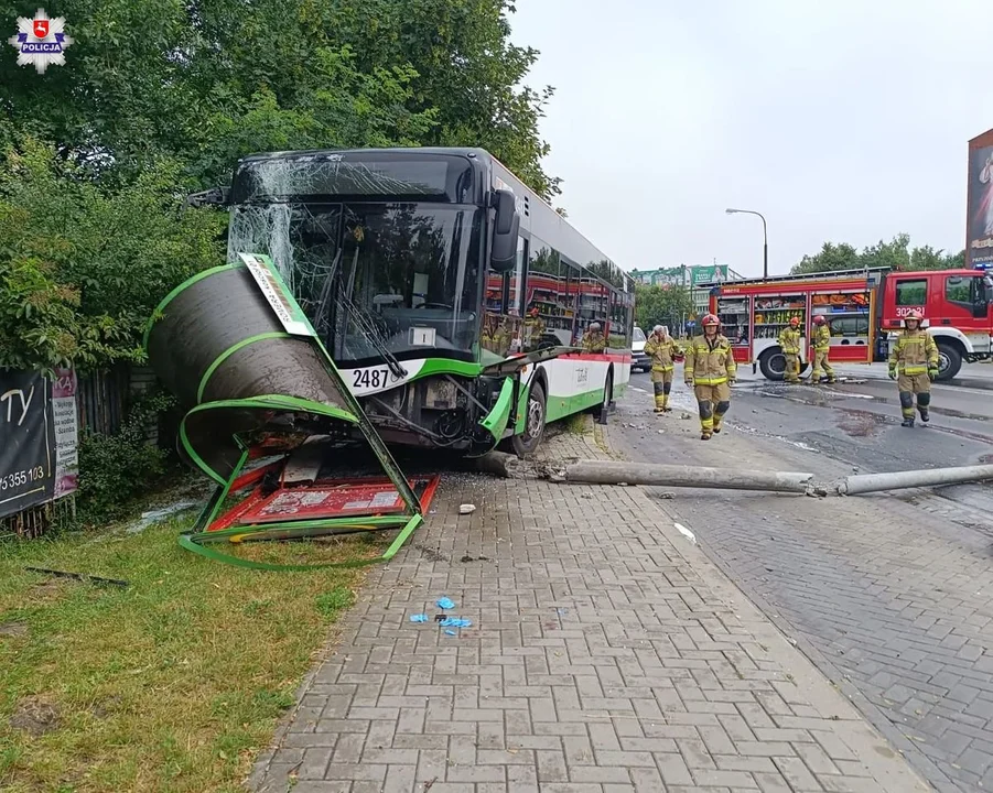 Kierowca zasłabł i wjechał w ludzi na przystanku MPK [ZDJĘCIA] - Zdjęcie główne