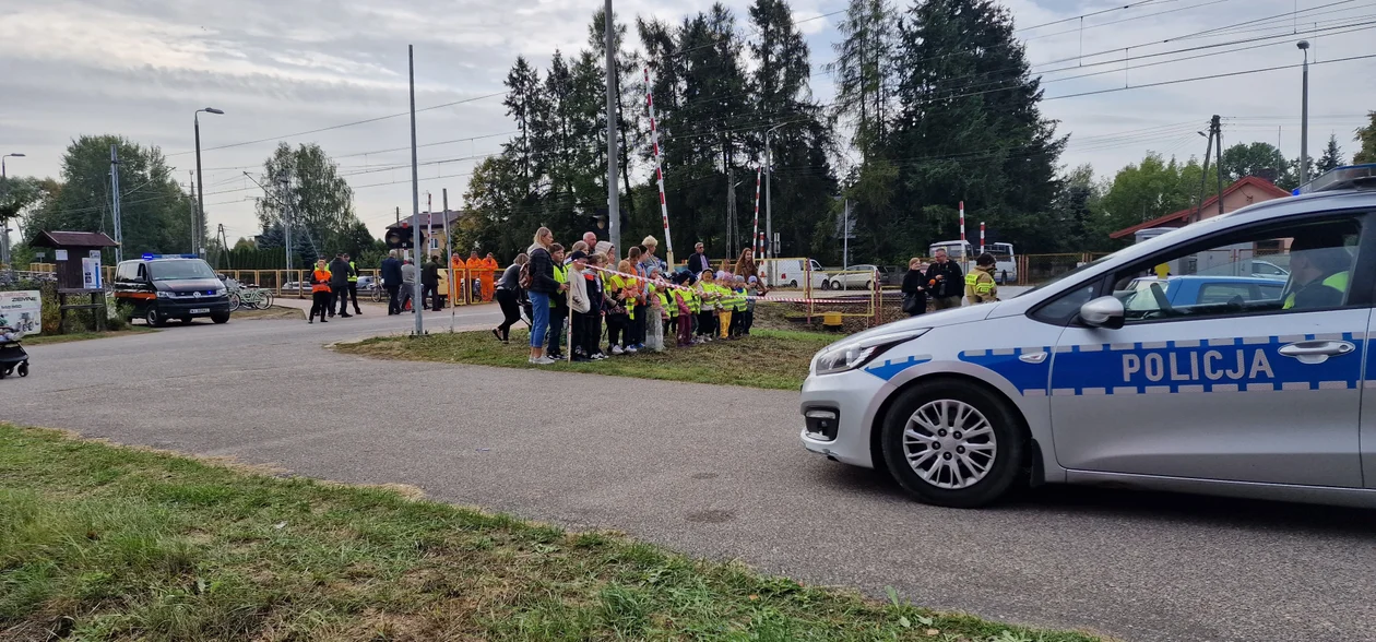 Powiat siedlecki: Promowali bezpieczeństwo na przejazdach kolejowych. Była m.in. symulacja ratownicza