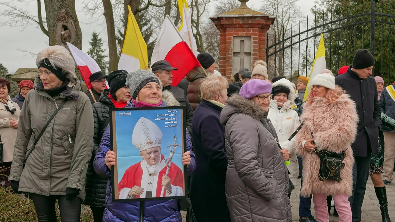 Papieski Marsz Wdzięczności przeszedł ulicami Łęcznej. Padły słowa o ataku na Jana Pawła II (DUŻO ZDJĘĆ) - Zdjęcie główne