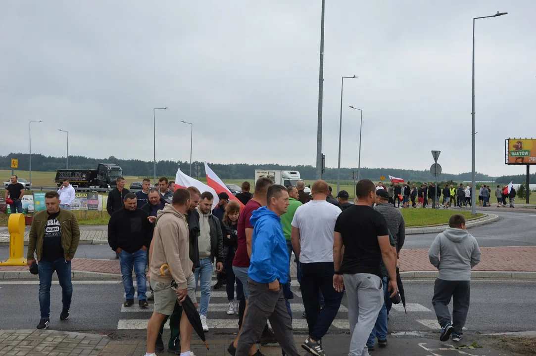 Protest producentów malin w Opolu Lubelskim. Dzień drugi