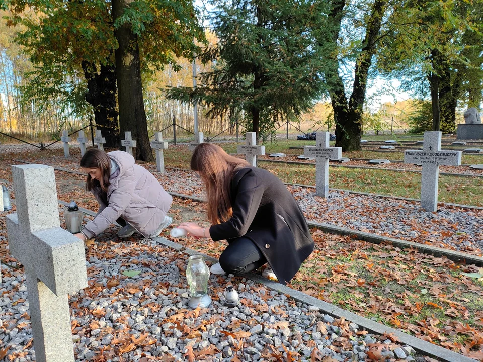 Uczniowie "Rolnika" zadbali o nagrobki na łukowskich cmentarzach