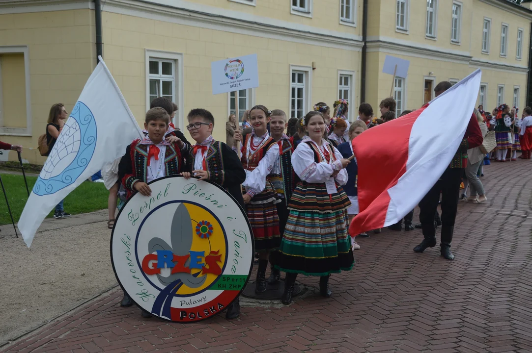 Uczestnicy z Europy promują w naszym powiecie folklor