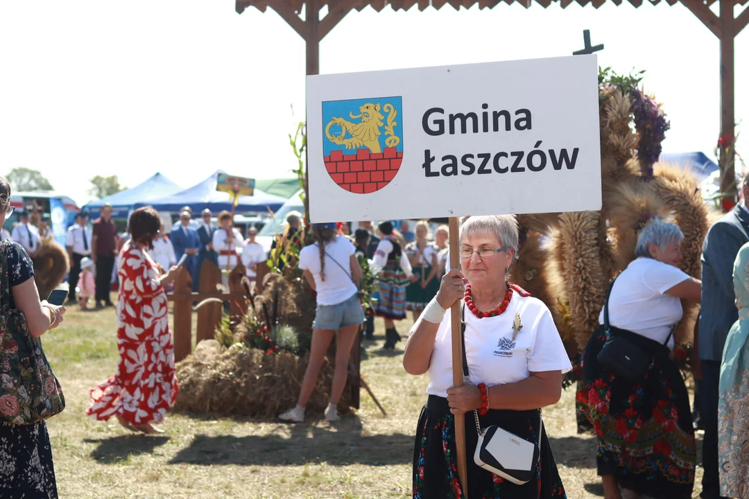 Korowód dożynkowy w Radawcu