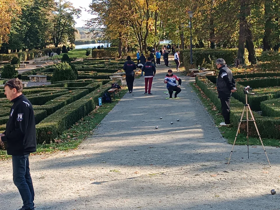 Walczą o puchar starosty, a jutro - o puchar burmistrza. Zawody w petanque (zdjęcia) - Zdjęcie główne