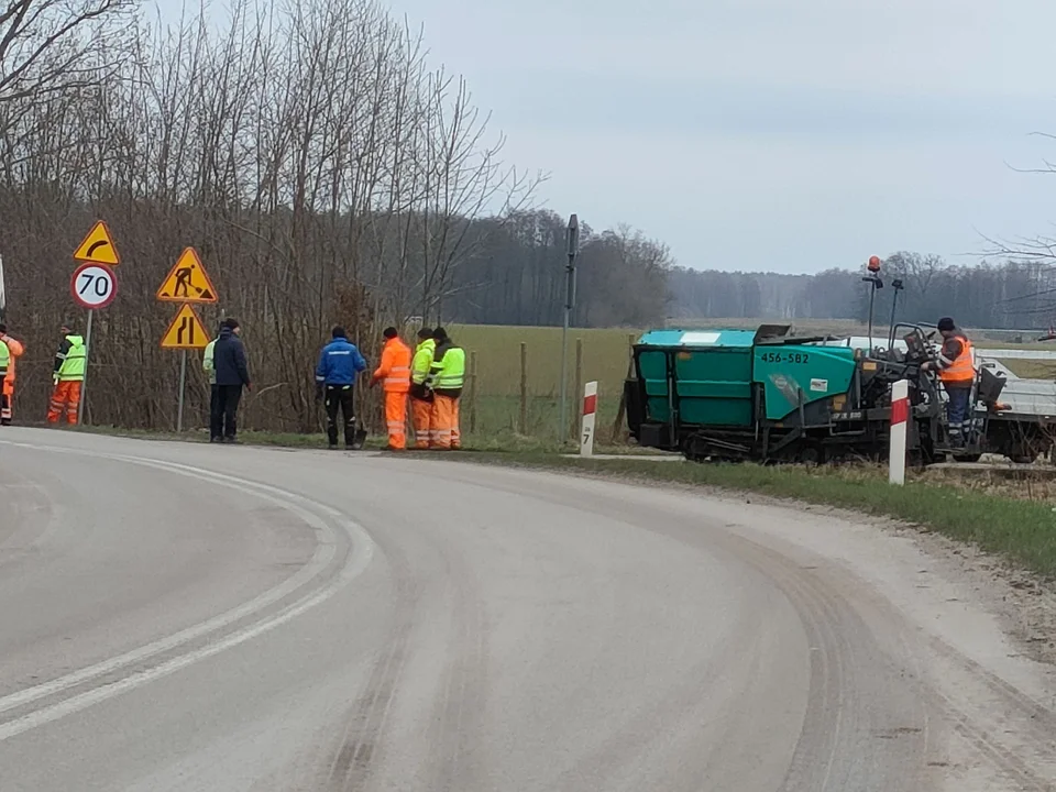 Droga 807 w gminie Wola Mysłowska. Teraz łatają dziury, ale ma być głęboki remont