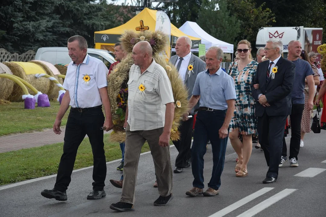 Dożynki Powiatowe w Drelowie 2023. Korowód i prezentacja wieńców