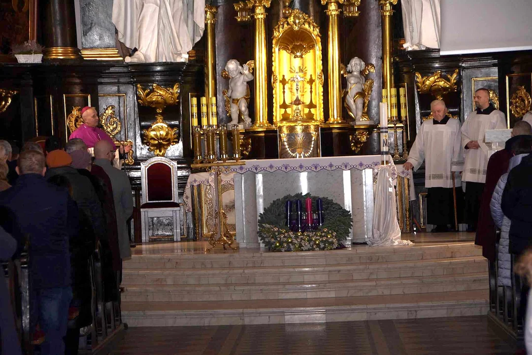 Biskup Grzegorz Suchodolski odwiedził Parafię Podwyższenia Krzyża Św. Ingres Biskupa z plebanii do kościoła i msza święta