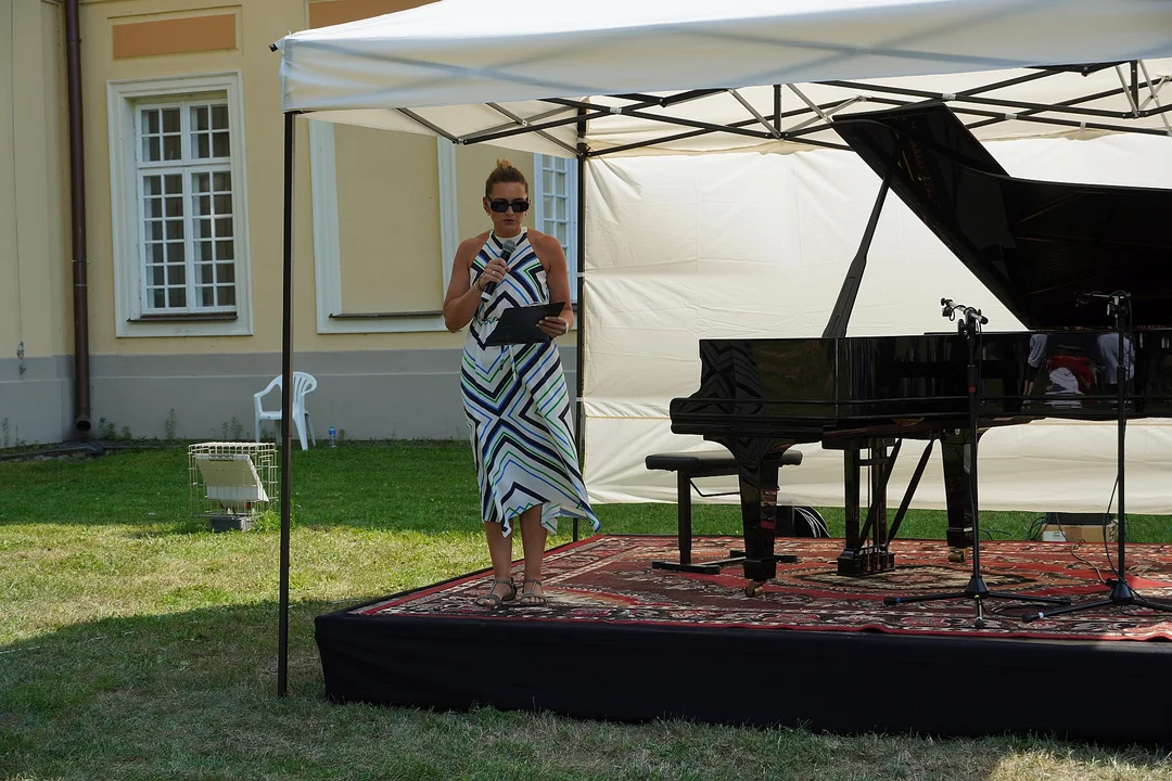 Koncert fortepianowy Eryka Koszeli na łące przy Pałacu Potockich w Radzyniu