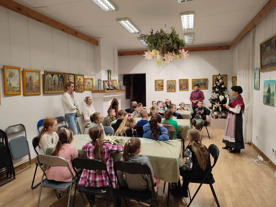 ŁUKÓW Warsztaty Bożonarodzeniowe w Muzeum Regionalnym.(ZDJĘCIA) Robią ozdoby z kolorowego opłatka