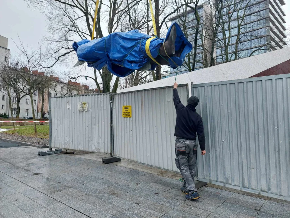 Rzeźba Lecha Kaczyńskiego dotarła na pomnik [ZDJĘCIA] - Zdjęcie główne