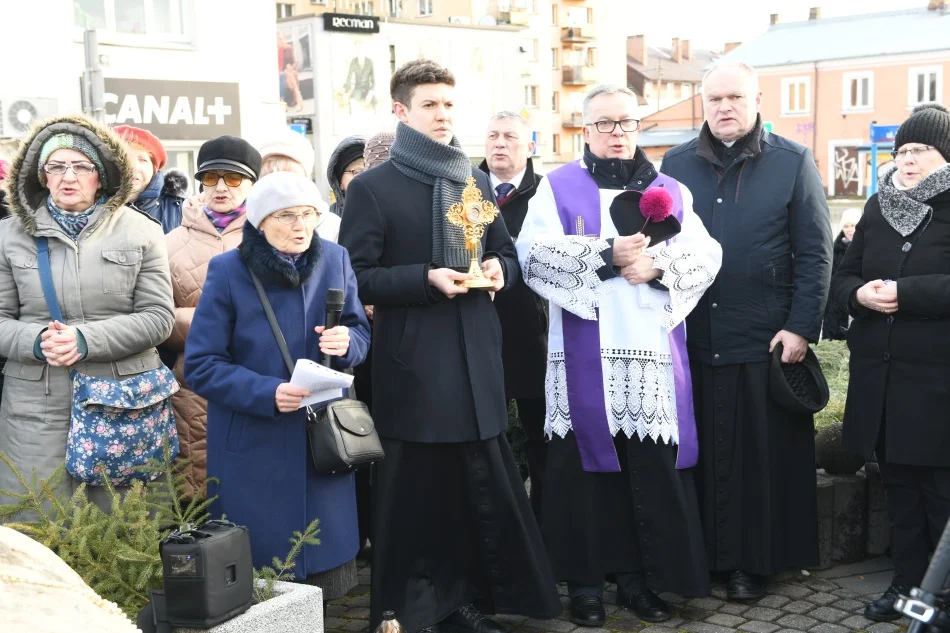 Mieszkańcy spotkali się przy pomniku Papieża.(zdjęcia i film) Modlitwa w obronie świętości i dobrego imienia Jana Pawła II. - Zdjęcie główne