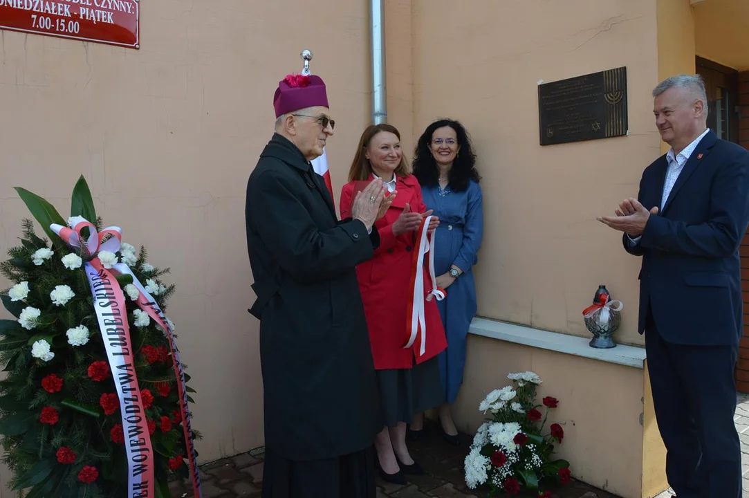 Uroczystość odłonięcta tabicy pamiątkowej poświęconej chodelskim Żydom zamrodowanym podczas akcji „Reinhardt”