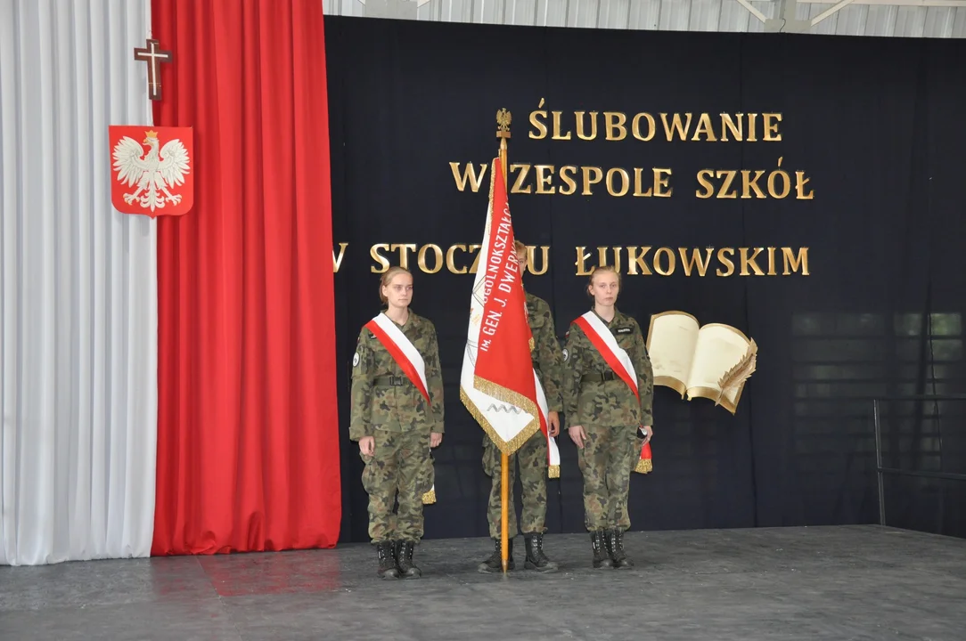 Ślubowanie klas pierwszych w Zespole Szkół w Stoczku Łukowskim