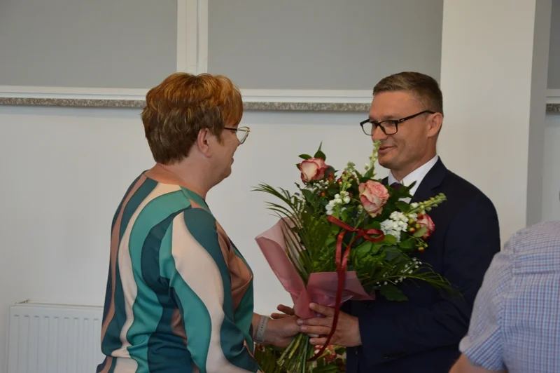 Radni wraz z wójtem gminy Radzyń Podlaski Danielem Grochowskim uroczyście ślubowali - Zdjęcie główne