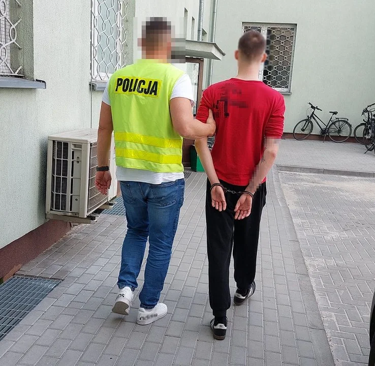 Biała Podlaska: 20-latkowie odpowiedzą za kradzież kosmetyków. Straty na  ponad 1,3 tys. zł