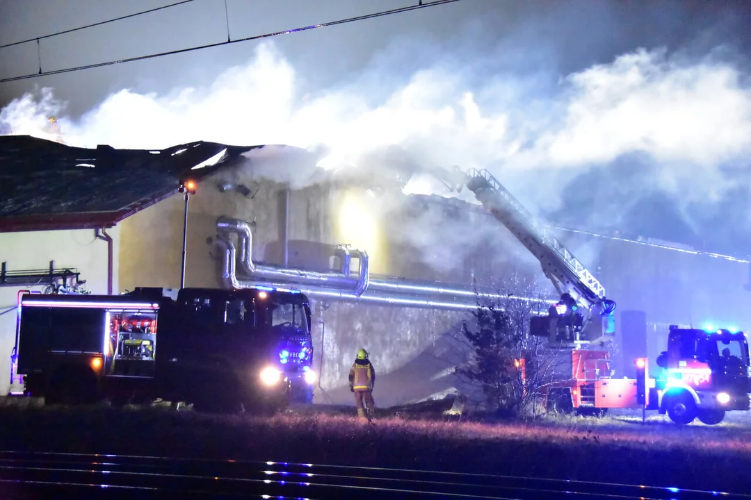 Pożar w Starych Kobiałkach ugaszony przed północą. Straty oszacowano na...miliony! [ZDJĘCIE] - Zdjęcie główne