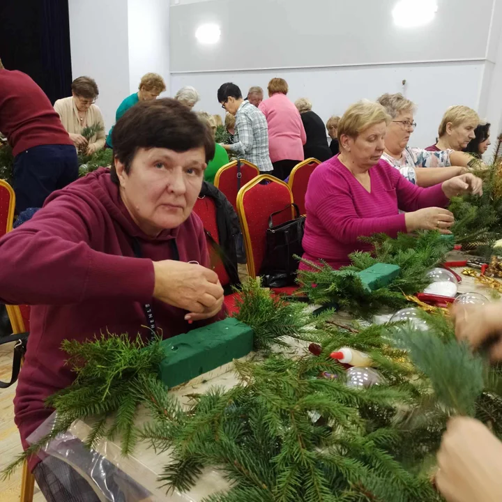 Seniorzy z gminy Trzebieszów zrobili świąteczne stroiki