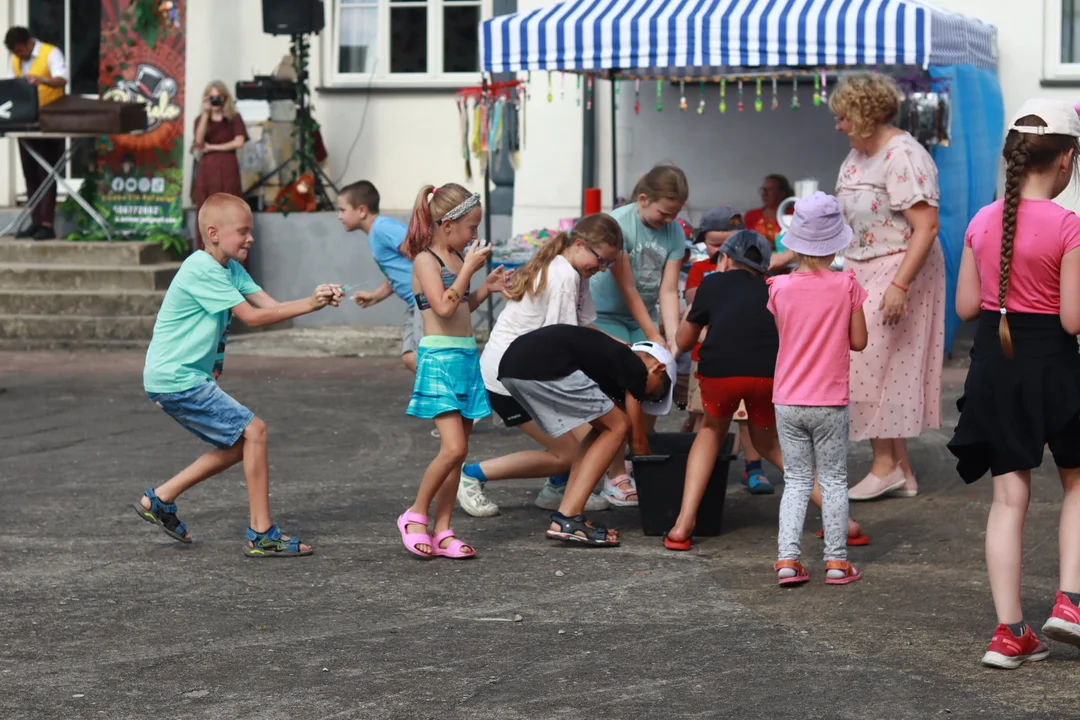 „Ścinki są wszędzie!” – ludowość wraca do łask. Szesnastolatka wzbudzała podziw na Pikniku Rodzinnym w Jeziorzanach