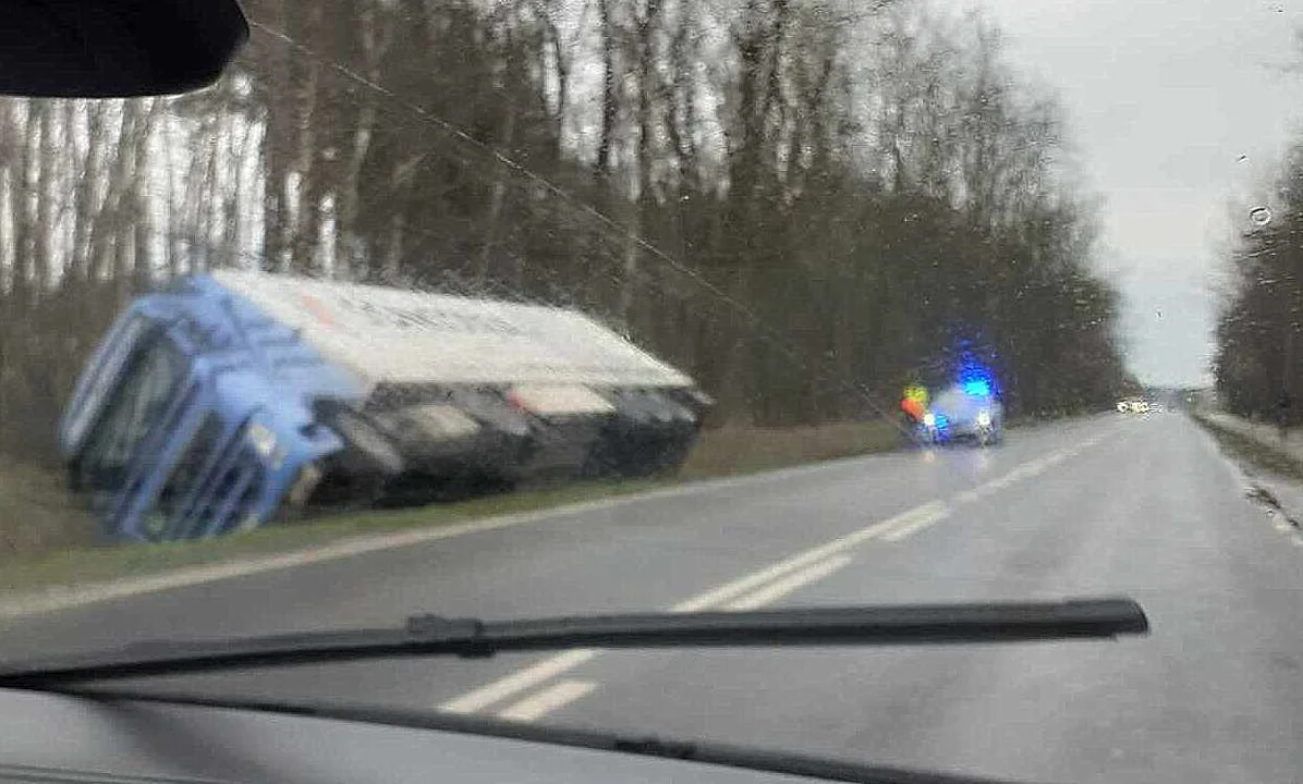 Tir poślizgnął się na plamie i wjechał do rowu - Zdjęcie główne