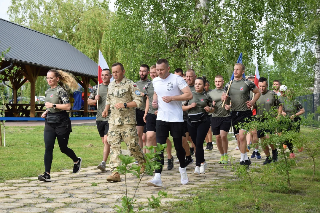 Poniatowa: Biegną z okazji Dnia Weterana (ZDJĘCIA) - Zdjęcie główne