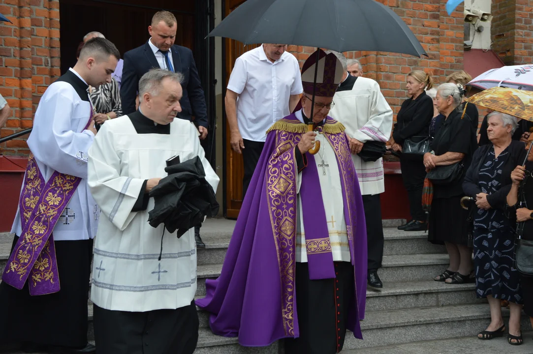 Uroczystość pogrzebowa proboszcza parafii w Ratoszynie ks. Józefa Rychtera