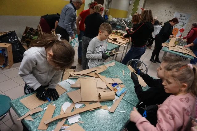 Karczmiska: Zrobili ponad 200 świec dla Ukrainy (ZDJĘCIA) - Zdjęcie główne