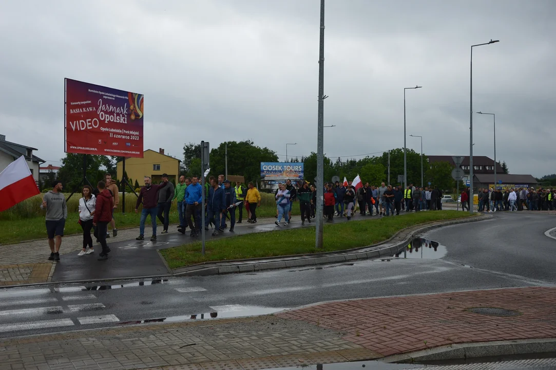 Protest producentów malin w Opolu Lubelskim. Dzień drugi