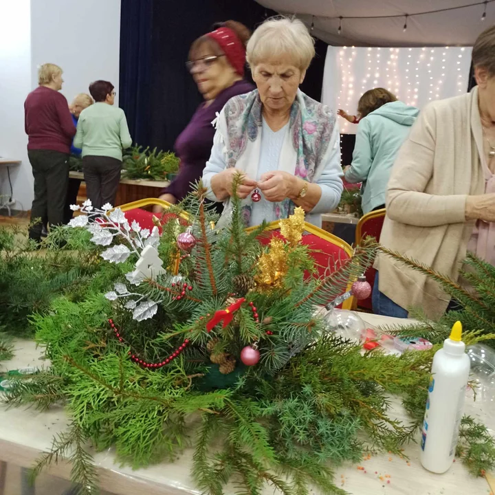 Seniorzy z gminy Trzebieszów zrobili świąteczne stroiki