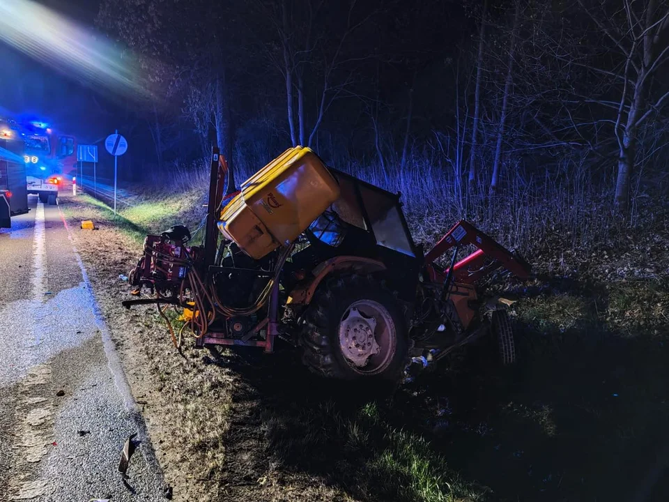 Lubelskie: Osobówka zderzyła się z ciągnikiem rolniczym. Trzy osoby w szpitalu