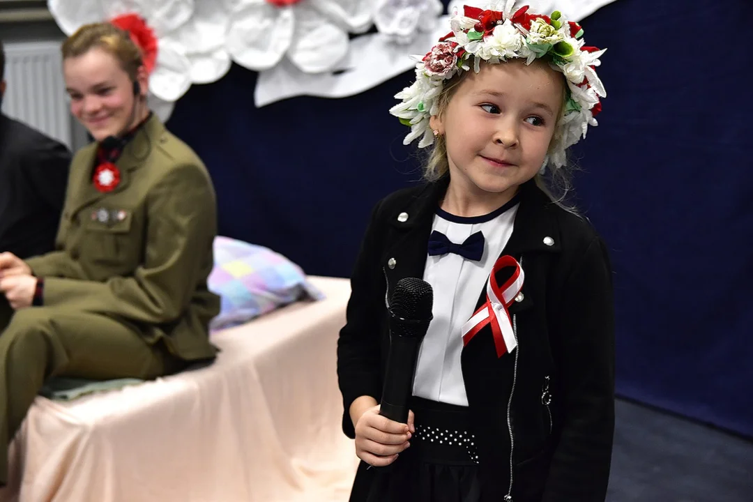 Wielopokoleniowe obchody Święta Niepodległości w Hucie Dąbrowie - Zdjęcie główne