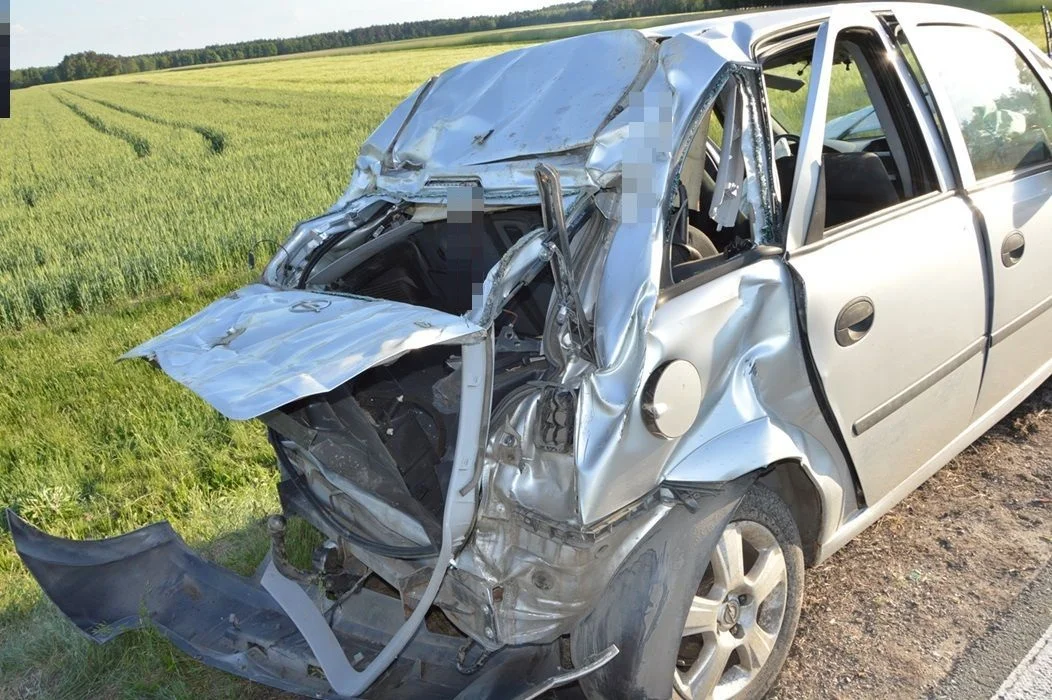 Powiat bialski: Chciała uniknąć zderzenia z innym autem. Samochód dachował, 3 osoby ranne