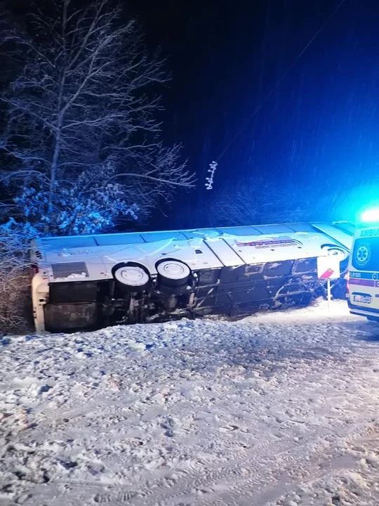 W Wandzinie przewrócił się autobus