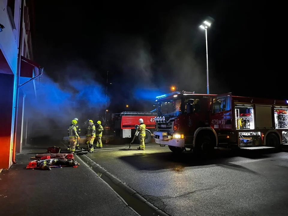 Pod osłoną nocy OSP Krzywda testuje umiejętności. Symulacje pożaru i pomocy poszkodowanemu