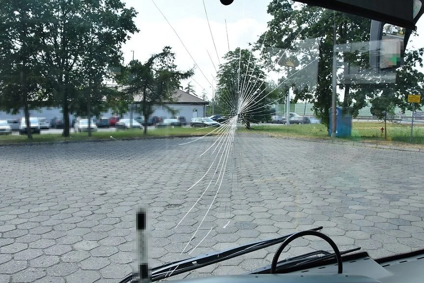 Biała Podlaska: Jest podejrzewana o uszkodzenie szyby autobusu. Bo kierowca na nią zatrąbił