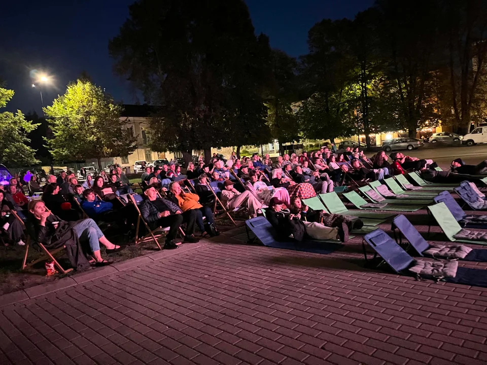 Drugi dzień Biłgorajskiego Kina Plenerowego. Wakacje zakończone filmowo (foto) - Zdjęcie główne