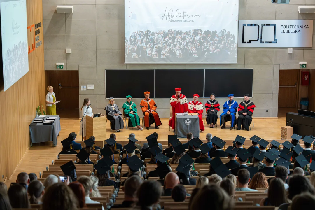 Birety poszybowały w górę. Absolutorium Politechniki Lubelskiej