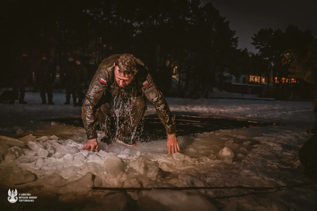 Szkolenie z przeciwdziałania hipotermii. Lubelscy terytorialsi zdobywali doświadczenie "na własnej skórze"