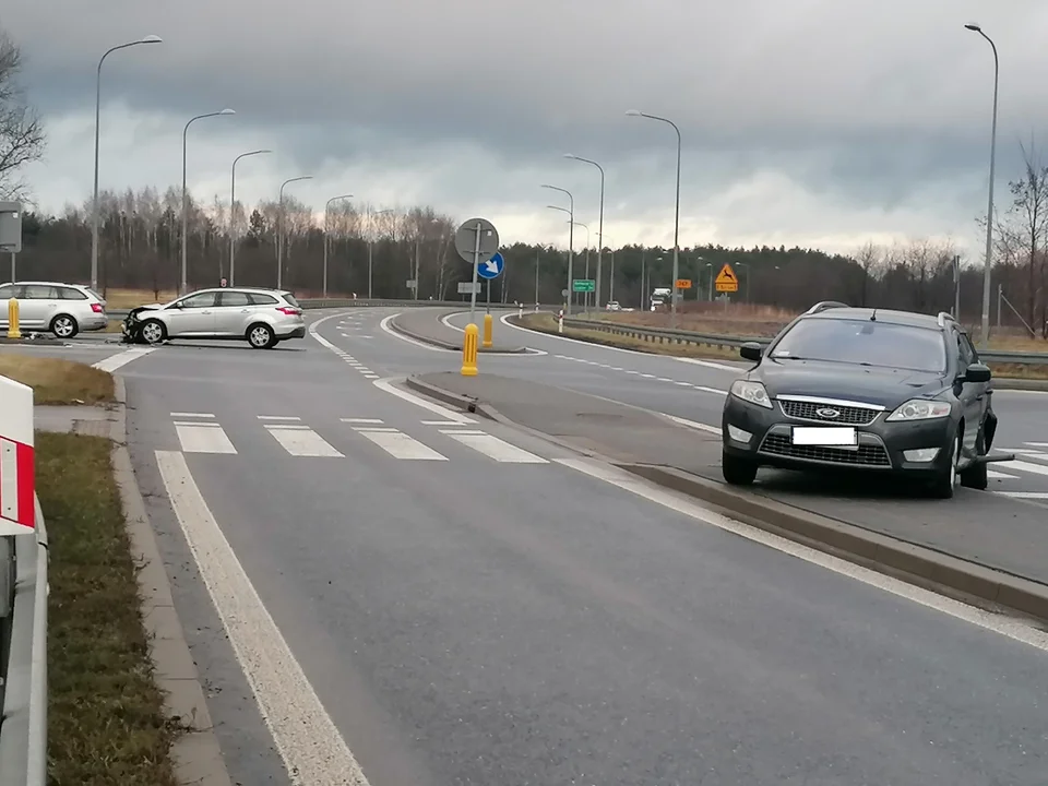 Chodel: Zderzenie dwóch fordów na feralnym skrzyżowaniu (ZDJĘCIA) - Zdjęcie główne