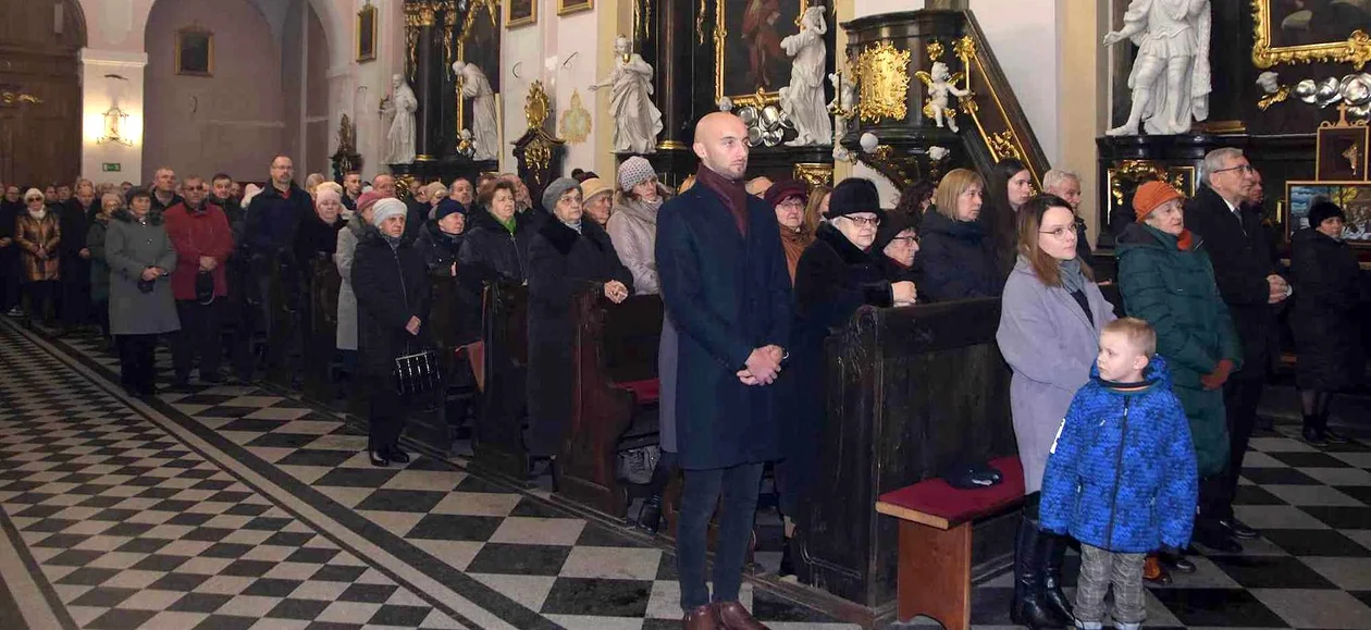 Biskup Grzegorz Suchodolski odwiedził Parafię Podwyższenia Krzyża Św. Ingres Biskupa z plebanii do kościoła i msza święta
