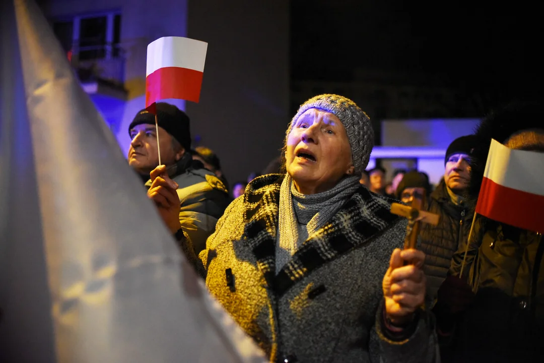 Lublin: Z krzyżami i polskimi flagami bronili TVP [ZDJĘCIA] - Zdjęcie główne