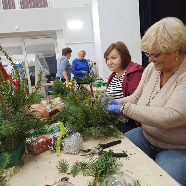 Seniorzy z gminy Trzebieszów zrobili świąteczne stroiki