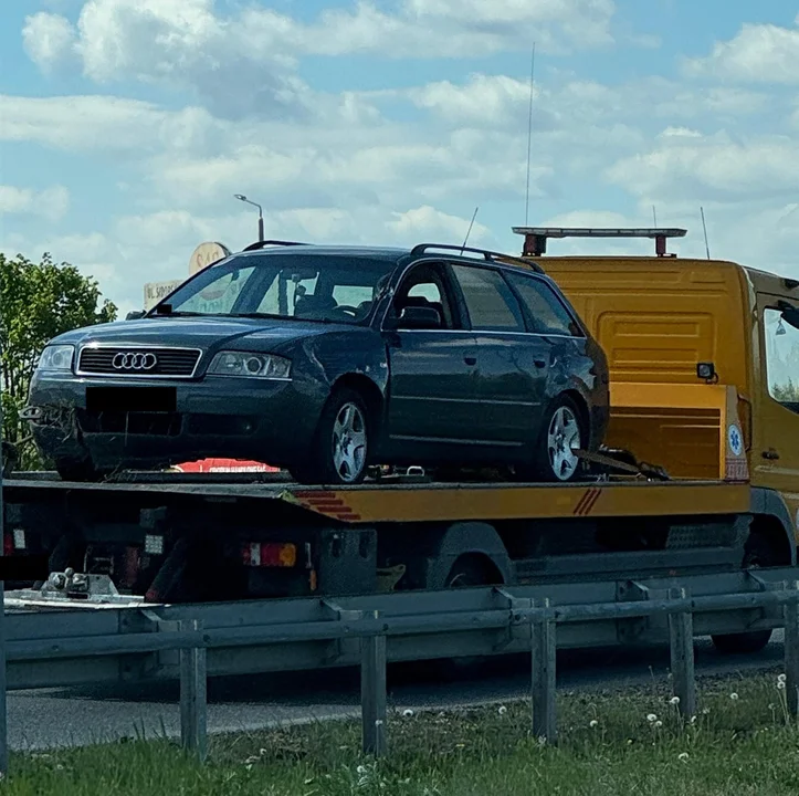 Biała Podlaska: Nie zatrzymał się do kontroli. auto zawisło na skarpie. 39-latek ma na koncie więcej przewinień