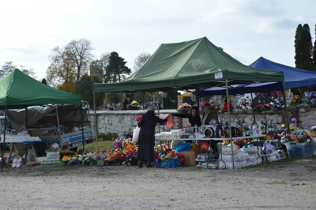 Przedświąteczny ruch przy cmentarzach w Chodlu i Poniatowej