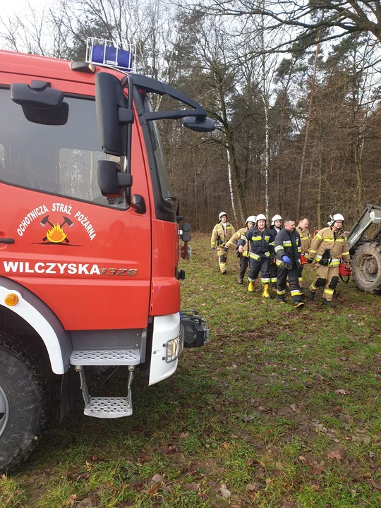 Powiat łukowski: Ranna w trakcie wycinki drzewa potrzebowała pomocy