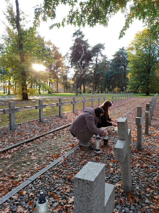 Uczniowie "Rolnika" zadbali o nagrobki na łukowskich cmentarzach