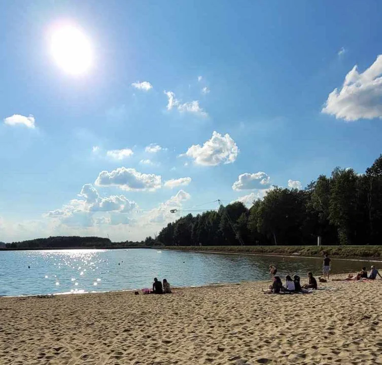 Jeszcze plażujemy nad Zalewem w Łukowie (zdjęcia) Najodważniejsi w wodzie, inni wcinają watę cukrową - Zdjęcie główne