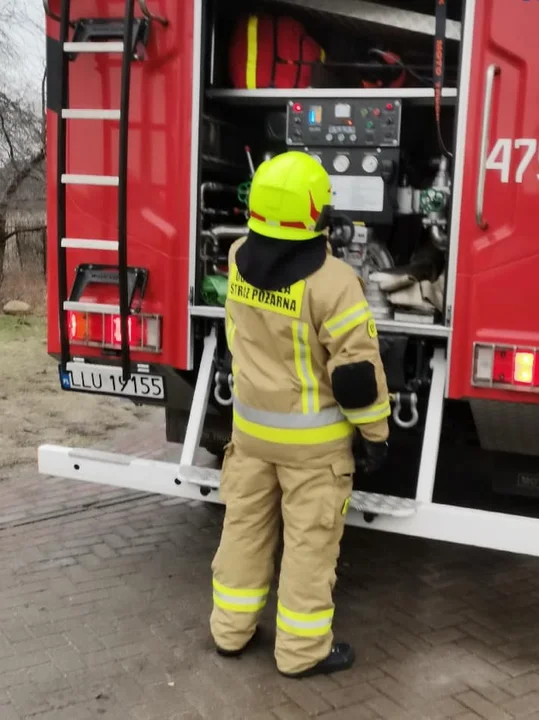 Plama oleju na ul. Szkolnej w Adamowie